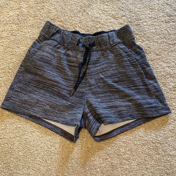 Lululemon Shorts Womens 2 Gray On The Fly MR Drawstring Waist Striped Workout - Picture 1 of 9